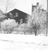 Fastigheten påbygges med en lagerbyggnad mot Ågatan 1931.