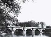 Fotot visar Pont Neuf, den äldsta bevarade bron över floden Seine i Paris, 1921.