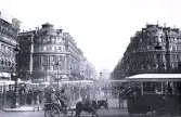 Foto av kända gatan Avenue de lÓpéra i Paris. 1921.