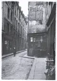 Bilden visar Rue Saint-Julien-le-Pauvre i Paris, nära Notre-Dame. Bilden visar en typisk parisisk gränd med kullerstenar och äldre byggnader, 1921.