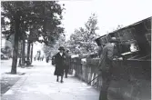Foto av en gata i Paris med gatuförsäljning, 1921.