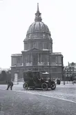 Foto av Hotel des Invalides i Paris, ett byggnadskomplex som uppfördes för att tjäna som sjukhus och pensionärshem för krigsveteraner, idag inryms museer och Frankrikes militärhisoria. Bild tagen 1921.