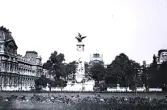 Foto av Gambettamonumentet som ligger på Place du Carrousel i Paris. Bild tagen 1921.