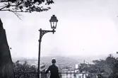 Foto av en man som ser ut över staden Paris, 1921.