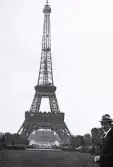 Foto av Eiffeltornet i Paris med tandläkare Gunnar Högberg nere i högra hörnet, 1921.