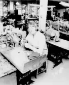 Fotot visar Anna-Stina Andersson i arbete vid Sko AB Falken, året är 1978. Hon började arbeta på denna fabrik 1975 och slutade den 31 oktober 1991, då företaget upphörde med sin verksamhet i Falkenberg.