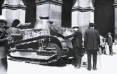 Foto av en stridsvagn, troligen på Musée de lÁrmée i Paris, 1921.