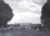 Foto av slottet Versailles i bakgrunden med dess trädgårdar, 1921.
