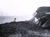 Foto av tandläkare Gunnar Högberg som ligger i gräset vid de vita klipporna i Normandie, 1921.