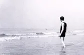 Foto av tandläkare Gunnar Högberg som badar i havet vid Normandie, 1921.