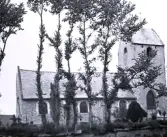 Foto av en kyrkobyggnad någonstans i Normandie, 1921.