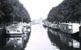 Foto av kanalbåtar längs med kanalen, troligen i Amsterdam, 1924.