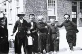 Foto av pojkar med speciella kläder och de karaktäristiska träskor som kännetecknar nederländerna, 1924-25.