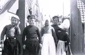 Foto av pojkar och flickor klädda i traditionella kläder där flickorna bär den holländska mössan och pojkarna de rymliga ullbyxorna, 1924-25.
