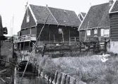 Foto av hus längs med en kanal, någonstans i Holland, 1924-25.