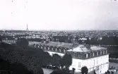 Vy över staden Paris med eiffeltornet långt bort i bakgrunden, 1924-25.