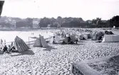 Foto av en strand i Bretagne med de många strandhytterna som syns och var vanligt vid franska badorter förr i tiden, 1924-25.