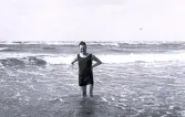 Foto av tandläkare Gunnar Högberg tar ett dopp i havet någonstans vid franska atlantkusten, 1924-25.