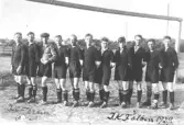 Text på foto I. K. Falken 1929  3:e fr.v Otto Nilsson, Oskar Swärd, Swärd, okänd, Nordh, Ivan Andersson, Nordh o. Nylander. Namn uppgifter av Erik Gustavsson Fbg.