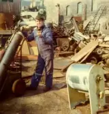 Benjaminssons skrotaffär fanns på Hamngatan från slutet av (1940-talet ?) till början av 1990-talet.  Till höger synes byggnaden som inrymmer museet.