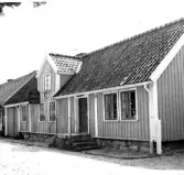 Byggnaden uppförd 1847. Om och tillbyggnad till läsrum för sjöfolk 1959.