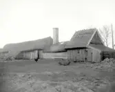 Ryggåsstugan jämte utbyggnader revs 1923. Den har varit belägen i nuvarande kvarteret Ryggåsen inom tomterna 1 och 12* och inom ett område som 1918 benämdes 