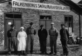 Falkenbergs Smör & mjölkförsäljning.  Mejeribyggnaden jämte tillbyggnad har inritats på 1878 års karta i efterhand. På bifogad kartkopia har försäljningslokalen markerats med rött liksom platsen för 