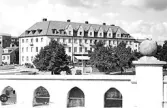 Grand Hotel byggdes 1930 av Falkenbergs Hotell- och Restaurantaktiebolag efter ritningar av arkitekt Ernst Torulf.