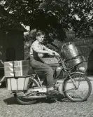 Bilden ingått i Fbg:s Fotoklubbs utställning på museet hösten 1999.  Kurt A hade vid ett tillfälle uppdrag att fotografera reklambilder åt Folkes konditori 1956.