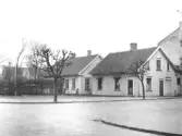Bilden ingått i Fbg:s Fotoklubbs utställning på museet hösten 1999.  Huset till v. uppfördes 1876 av kopparslagare E.A. Bergström. 1877 uppförde Bergström ett uthus invid Torggatan. Boningshuset flyttade 1955 till Tröingeberg.
