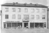 På denna tomt uppförde AB Dan Lundgrens Läderfabriken affärs- och bostadsbyggnad 1936.  Affären Läderbolaget är inrymd i den vänstra delen.