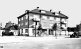 Huset uppfört 1935 av charkuterist Carl Gustavsson.  Inrymda affärer är Bröd. Gustavsson, Ringströms Färg.