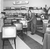 Bild 1: Lennart Qvarfordh var delägare av Radio & TV-teknik på Köpmansgatan åren 1958-196x.  Bild 3: Verkstad en trappa ner. Fr. v. Ivar Larsson 