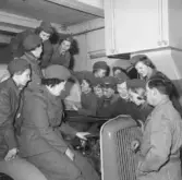 Bilkårister praktiserar verkstadsarbete.