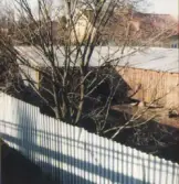 Följande text fanns bifogad till fotona:  7/3 -90 rivet. Christian, sista ägaren privat.  minne från den gamla gården Storgatan 72. Hamngatan. Taget av Benjaminsson.  Falkenberg 20/3 1990.  Beskrivning av , sista brukarens åren från gamla gården Storgatan 72 Hamngatan.  Sedan Benjaminssons sterbhus sålt Fabriksgatan 7-5-3, förut gamla Bakgatan Norra, eller Hantverksgatan. Kärt barn har många namn, Eller Kältringagatan, enär tattare- kältringar, för att -------- ------- hästar.  1954 kom jag Christian Benjaminsson, Storgatan 72 hyrde där av järnhandlare Andrén, Köpte tomten 1972 Kontant 85 000:- drev där skrotaffär i 36 år, Hårda bud, inte som nu, med socialbidrag. Därför som det är idag, inget ansvar.  En epok är slut, i det gamla inre hamnen, där det var liv och rörelse. Minns särskilt flottbesök från England Tyskland. Samt ett ett ryskt besök där ingen fick gå ombord, utan visitering. Båten var 150 met lång.   Tack för min tid i Hamnen Christian  210506- 4659.