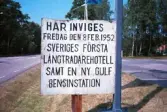 Bild 1: Originalskylten från 1952 uppmonterad vid motellet 1994 för fotografering.