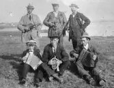 Enligt uppgift på kopian från Ulla Richardsson, Vessigebro är det ungdomar från Väby, Vessige som åkt till havet efter att höet var bärgat.  Bilden hör ihop med bild nr. 00510 o. 01751.