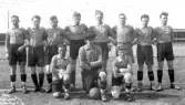 Falkenbergs BK.  Stående fr.v. SVENSSON Arvid, LARSSON Evert, BENGTSSON Gustav, SVENSSON Sven,  ARVIDSSON Ture, THULIN Bertil, NILSSON Gunnar och JIRDAL Folke.  Knästående fr.v. CARLSSON Ivar, SVENSSON Gunnar och LAMBERTSSON Gösta.  ur Falkenbergbilder Linus Almqvist.  I kommunen korslista är uppgiften FFF 1935.  I Textkomplettering Erik Kylén 1991 står det följande. Tredje mannen fr.h. Bertil Thulin från Göteborg och landslagsman i fotboll. 1927 gästade han Falkenberg under några veckor som tränare och spelare. Trots det avtynade FBK och 1930 uppgick föreningen i FFF.