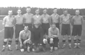 Falkenbergs FF (bild :2)  Fr.v. NYLANDER Helge, NYLANDER Alvar,  NYLANDER Gösta, LAMBERTSSON Gösta,  SVENSSON Tobi, LÖFGREN Axel, MÅRTENSSON Gunnar, JIRDAL Folke,  GUSTAVSSON Erik, MÖLLER Gustav  och LARSSON Helge.  ur Falkenbergbilder Linus Almqvist.  Enligt Textkomplettering Erik Kylén 1991. Året är 1930. Någon säsong senare gick Tobi Svensson son den mest framgångsrike spelaren över till Halmstads Bollklubb.