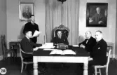 1937 hade Falkenbergs rådhusrättsin sista ordinarie session.  På ordförande platsen t.f borgmästare CASSEL Ivan , till vänster t.f. förste rådman HERRLIN Hilding, t.h andre rådman TOMANDER Oskar (närmast borgmästaren) och extra rådmannen LUNDIN I.W.A. Stående åklagaren t.f stadsfiskal JOHANSSON Yngve.   Det sammanträde Falkenbergs rådhusrätt höll i går med början kl. 10 f.m. var den sista av de regelbundet återkommande ordinarie sessioner rådhusrätten i staden hållit sedan mer än 600 år. Falkenberg kommer fr.o.m. årsskiftet att förläggas under landsrätt och därmed är stadens egen urgamla domstol ett minne blott.  Utdrag ur Falkenbergs Tidning 1937-12-28