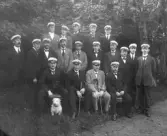 Falkenbergs manskör bildades år 1906. Vid ett flertal gånger medverkat och sjungit i större sammanhang. I Stockholm vid sångarfesten 1912 samt på Baltiska utställningen i Malmö år 1923. År 1924 på Vallarna togs detta foto på dåvarande medlemmarna i Falkenbergs Manskör. På dirigenten folkskolärare Johan Thyléns 60-årsdag.  Nedre raden från vänster: MOBERG John Bernhard, chef för kolonialvarubolaget AB G CE Nordblom&Co.Varberg Falkenbergsavdelningen. Innehade samtidigt en tjänst som hamnkassör i Falkenberg. John M malteserhund 