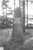 På stenen följande text: STEN ROSENSPARRE till Skarhult stupade här tappert kämpande för sitt fädernesland den 20 oct 1565.  Sten Rosensparre var dansk.