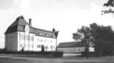 Skolan byggs 1910. 1960 brinner skolan ned.