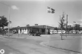 Buss- och taxistation byggdes 1941. (C.E)  Enligt uppgift från Ebbe Carlsson som var taxichuafför är han en av de personer som står vid dörren vid långsidan.  Den främsta taxibilen har reg.nr N 6114.