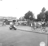 Mannen på bild 2 med cykeln är Gunnar Scheutz