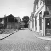 Byggnaderna till vänster brandskadades 1940 och 1958 därefter revs byggnaderna. Byggnaderna till höger revs i samband med bygget av Kronan 1974.