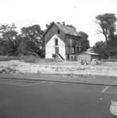 Magasinet uppfört 1862 av J.L. Dragstedt, byggnaden troligen riven 1959 enl. Hallands Posten 1959-08-21.  Neg. (ej enl korslista)