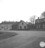 Gamla stadsbiblioteket, byggnaden uppförd 1896 av byggmästare J.E. Stenbäck ombyggd till stadens första bibliotek 1931. Till höger på bild 1 synes vaktmästarbostaden för tingshuset, Huset revs den 15 maj 1990.