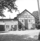 Uppfört 1872 av Alfred Lundberg. Rivningslov beviljat 1957-09-02. T.v. på bild 1 syns Vernes cykelaffärs verkstad