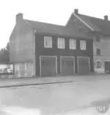 Magasinet revs 1957, för schaktning för blivande stadshus.  Falkenbergs brandkår fanns i huset till vänster fram till 1954 då brandstationen i kv. Hjulet togs i bruk.